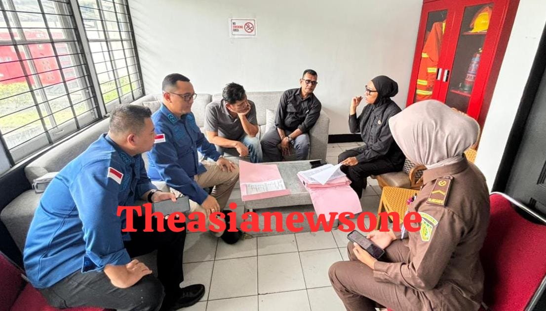 Tim Penyidik kejari Kalbar menahan Tersangka Perkara dana hibah GKE sintang